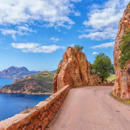 Drum în Calanques de Piana, Corsica