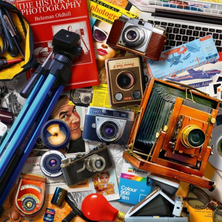 Aparate foto vechi pe masă