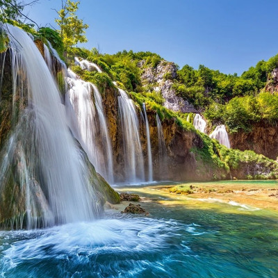 Țara lacurilor căzătoare