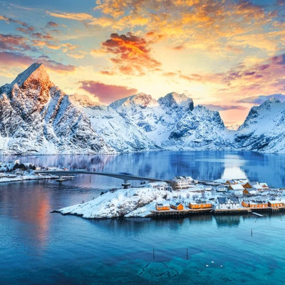 Răsărit de soare la Sakrisøy, Lofoten, Norvegia