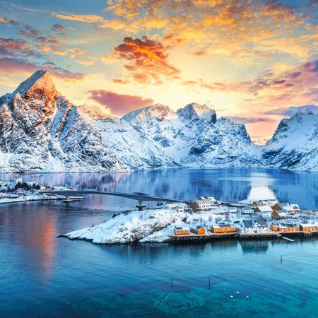 Răsărit de soare la Sakrisøy, Lofoten, Norvegia