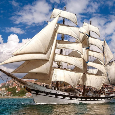 Tall Ship părăsește portul