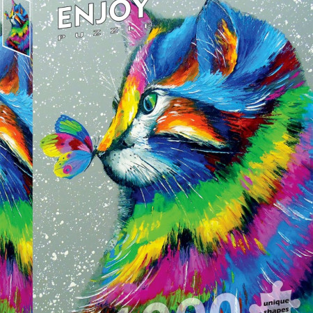 Pisică frumoasă și fluture