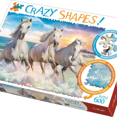 Cai în galop printre valuri