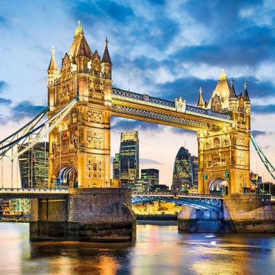 Tower Bridge strălucitor